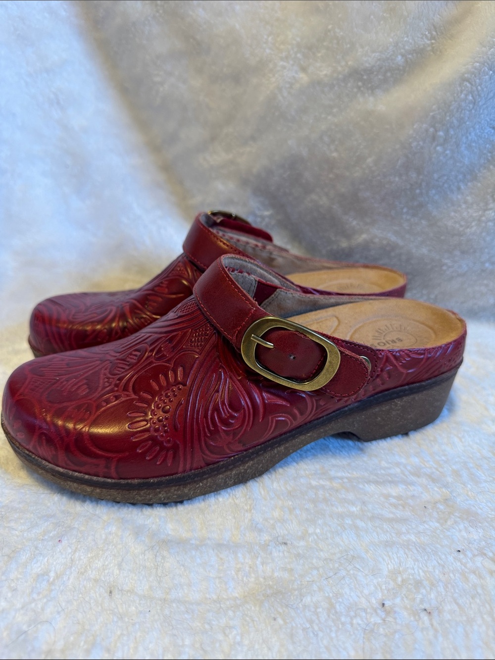 Brioso Robson Women's Embossed Red Leather Clogs